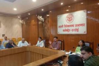 Hardoi News: जन सुनवाई में प्राप्त 133 शिकायतों के साथ ही अब तक बने 206 आयुष्मान कार्ड