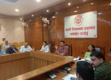 Hardoi News: जन सुनवाई में प्राप्त 133 शिकायतों के साथ ही अब तक बने 206 आयुष्मान कार्ड