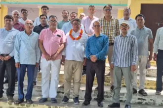 Hardoi News: शिक्षक के स्थानांतरण पर दी गई भावभीनी विदाई