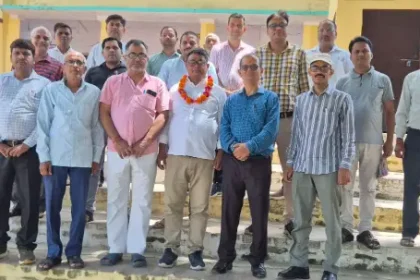 Hardoi News: शिक्षक के स्थानांतरण पर दी गई भावभीनी विदाई