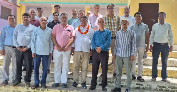 Hardoi News: शिक्षक के स्थानांतरण पर दी गई भावभीनी विदाई