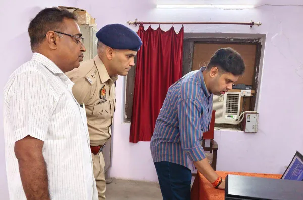 Hardoi News: आरओ/एआरओ परीक्षा शांतिपूर्वक संपन्न, जिलाधिकारी व पुलिस अधीक्षक ने किया परीक्षा केंद्रों का भ्रमण