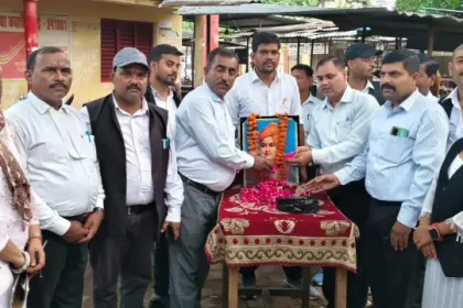 Hardoi News: स्वामी विवेकानंद की 123वी पुण्य तिथि पर अधिवक्ता परिषद के सैकड़ों कार्यकर्ताओं ने लिया स्वामी जी के पद चिन्हों पर चलने का संकल्प