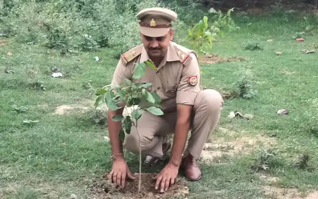 Hardoi News: हरियावां थाना प्रभारी ने किया वृक्षारोपण
