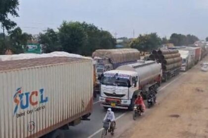 कुछ दूर तक वाहन रेंगते फिर खड़े हो जाते, झांसी में हाईवे पर 50 घंटे से जाम