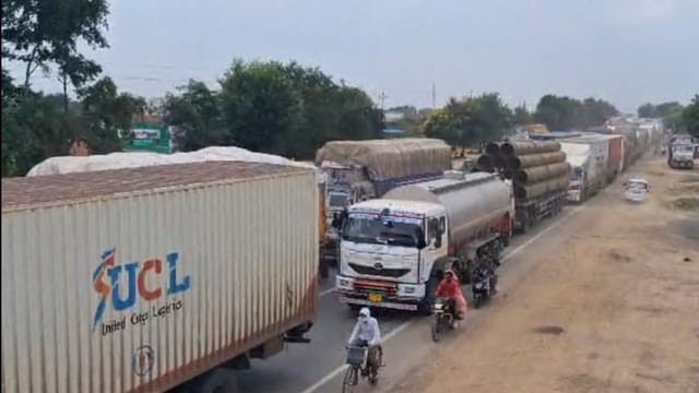 कुछ दूर तक वाहन रेंगते फिर खड़े हो जाते, झांसी में हाईवे पर 50 घंटे से जाम