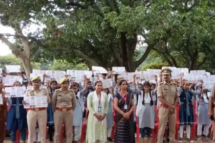 मिशन शक्ति: महिला सिपाहियों ने छात्राओं, महिलाओं को किया जागरूक