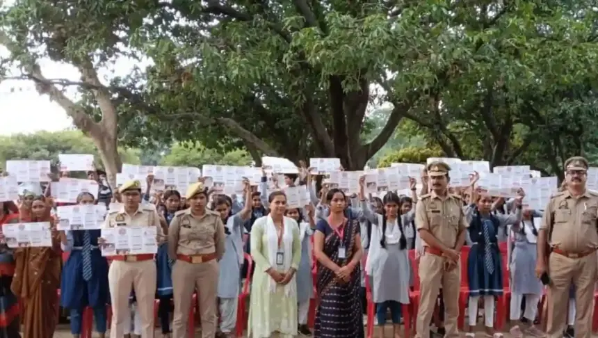 मिशन शक्ति: महिला सिपाहियों ने छात्राओं, महिलाओं को किया जागरूक