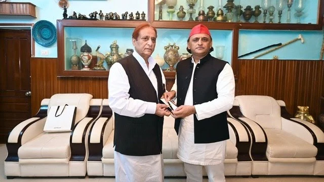 आजम खां से अकेले मिलने गए अखिलेश यादव; आज़म ने कहा था, कोई तीसरा नहीं हो...