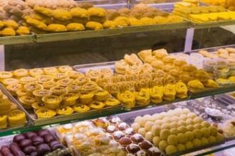 UP News: सड़ी मिठाई से दिवाली पर मुंह मीठा कराने की थी तैयारी, पांच हजार किलो मिठाइयां जब्त; घी व खोवा भी मिला खराब