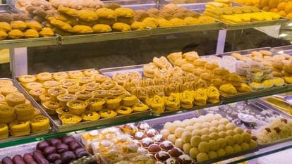 UP News: सड़ी मिठाई से दिवाली पर मुंह मीठा कराने की थी तैयारी, पांच हजार किलो मिठाइयां जब्त; घी व खोवा भी मिला खराब