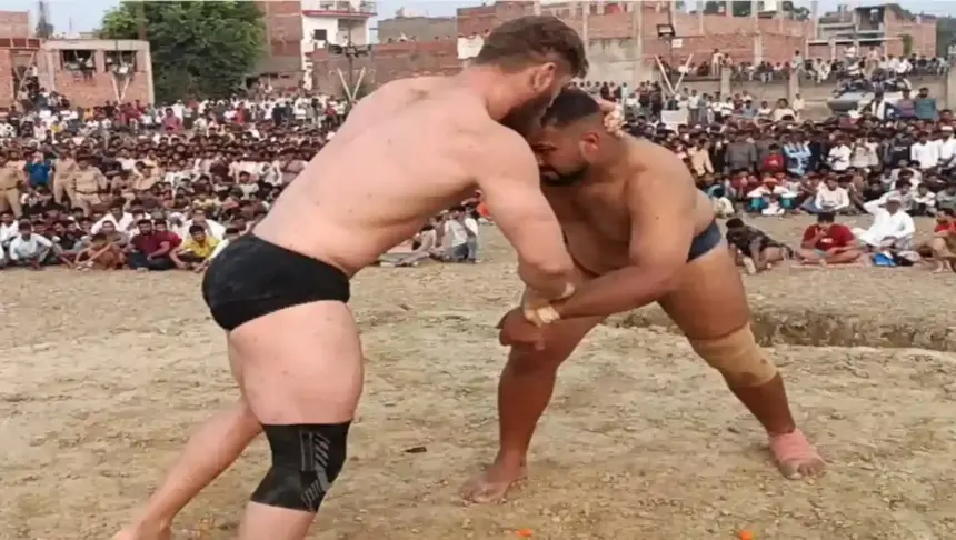 Hardoi News: झाड़ी शाह बाबा मेले में ईरान के पहलवान इरफान ने पंजाब के बलवंत सिंह को धोबी पछाड़ दाव से हराया