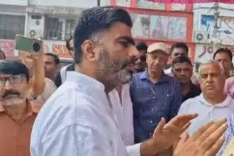 मेरठ में धरने पर बैठे व्यापारियों से मिलने पहुंचे विधायक अतुल प्रधान, कहा: सपा सरकार आई तो दोबारा बनेगा कॉम्पलेक्स…