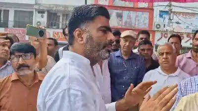 मेरठ में धरने पर बैठे व्यापारियों से मिलने पहुंचे विधायक अतुल प्रधान, कहा: सपा सरकार आई तो दोबारा बनेगा कॉम्पलेक्स…