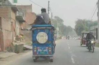 Hardoi News: चालान के बाद भी नहीं सुधर रहे ई रिक्शा चालक, फिर बैठाई छत पर सवारी