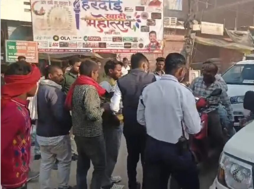 Hardoi News: पिकअप ने मारी टक्कर स्कूटी सवार घायल, लोगों ने चालक को पीटकर पुलिस को सौंपा…