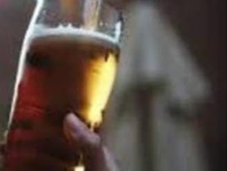 एक कार में बीयर पार्टी कर रही लड़की ने पुलिसकर्मियों को चप्पल से पीटा, दरोगा की वर्दी फाड़ने की कोशिश….