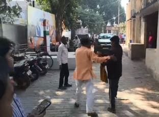 Hardoi News: शाहाबाद ब्लॉक परिसर में प्रधान ने सचिव को पीटा, अभिलेख फाडे आक्रोशित सचिवों ने पुलिस को दी तहरीर