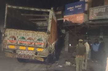 Hardoi News: एक ट्रक मोबाइल शॉप में घुसा, लाखों का सामान टूटा,पुलिस ने ट्रक को कब्जे में लिया…