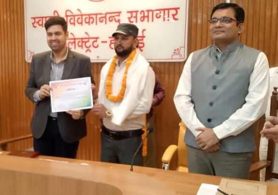 SIR सभी मतदाताओं के गणना प्रपत्र शत प्रतिशत वितरित, एकत्रित करने वाले इफरान अली को जिला निर्वाचन अधिकारी ने किया सम्मानित