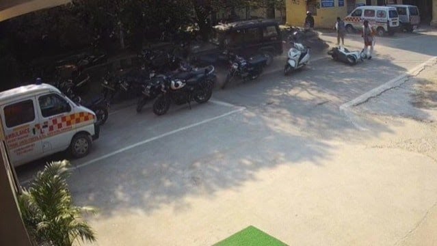 Gorakhpur News: बोलेरो ने हॉस्पिटल के सामने गाड़ियों को रौंदा, ड्राइवर बोला- खून देकर आया था…