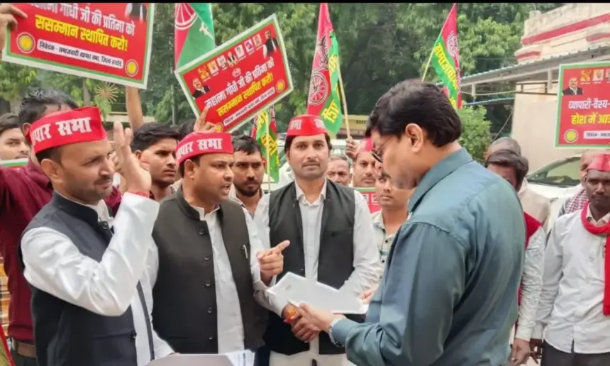 कन्नौज जनपद में राष्ट्रपिता महात्मा गांधीजी की प्रतिमा हटा कर किसी अन्य की प्रतिमा लगाएं जाने के विरोध में