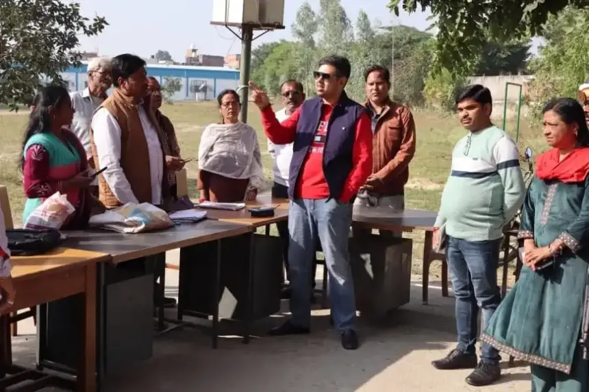 Hardoi News: जिलाधिकारी अनुनय झा ने किया बूथों का निरीक्षण, मतदाताओं को पूर्ण सहयोग देने के निर्देश…