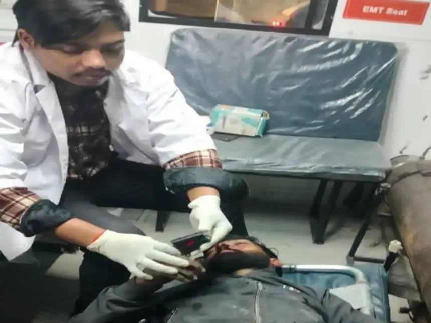 Hardoi News: अन्यंत्रित बाईक फिसली बाईक सवार घायल, संडीला कोतवाली क्षेत्र में संडीला-कोथावा मार्ग पर बेतवा पुल के समीप हुआ हादसा