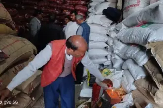 खाद्य विभाग की टीम ने बरामद किया 30 टन चना… कपड़ा पीला करने वाले रंग से रंगा जा रहा था भुना चना