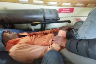 Hardoi News: बेनीगंज रेलवे क्रासिंग के निकट बाईक से गिरकर रेलवे कर्मचारी हुआ घायल, लखनऊ रेफर