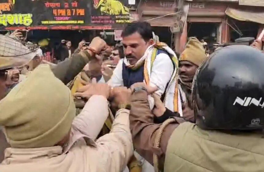 हरदोई में कांग्रेस कार्यकर्ताओं व पुलिस में धक्का मुक्की, नेशनल हेराल्ड मामले में अदालत के फ़ैसले के बाद कांग्रेस का विरोध प्रदर्शन…