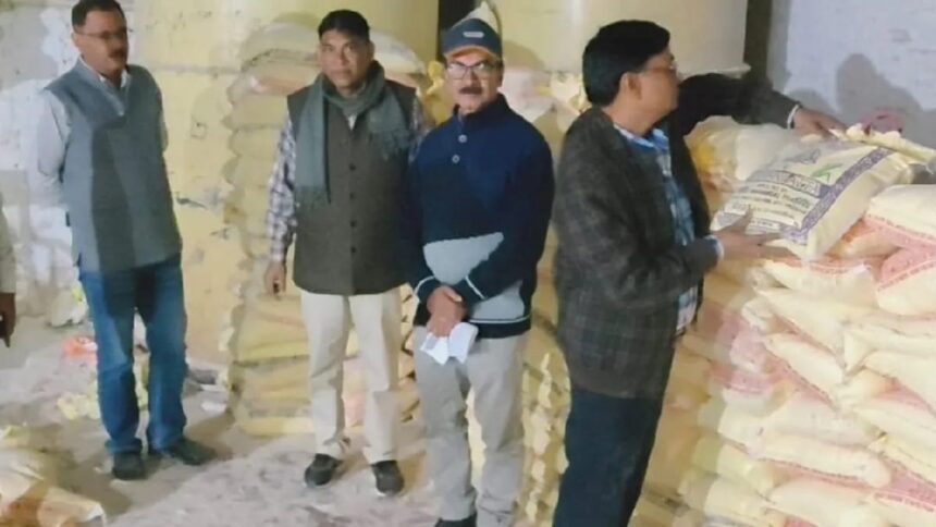 गेहूं का घटिया आटा सफेद पाउडर मिलाकर बन रहा था, 20 लाख का माल जब्त; फैक्ट्री सील और मालिक भागा…