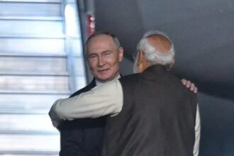दिल्ली के पालम एयरपोर्ट पर राष्ट्रपति पुतिन का स्वागत करते हुए पीएम मोदी !