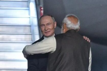 दिल्ली के पालम एयरपोर्ट पर राष्ट्रपति पुतिन का स्वागत करते हुए पीएम मोदी !