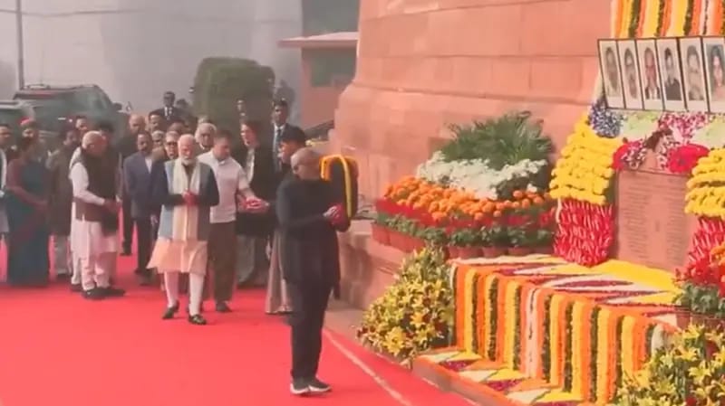 संसद हमले की बरसी में मारे गए जवानों को पीएम मोदी, राहुल गांधी समेत इन नेताओं ने दी श्रद्धांजलि…
