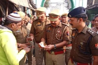 Budaun News: बड़े सरकार पर दुकानदारों के कागज चेक करते पुलिसकर्मी, हटवाए गए कब्जे, बिना आईडी वाले हिरासत में