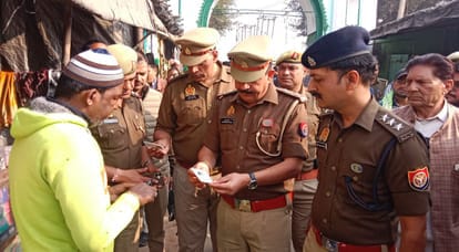 Budaun News: बड़े सरकार पर दुकानदारों के कागज चेक करते पुलिसकर्मी, हटवाए गए कब्जे, बिना आईडी वाले हिरासत में