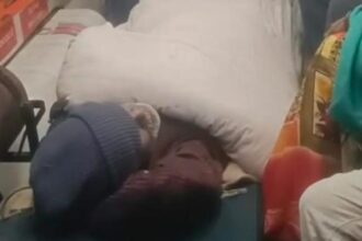 Hardoi News: सड़क किनारे पैदल दवा लेने जा रहे युवक को बाईक ने मारी टक्कर, जिला अस्पताल रेफर