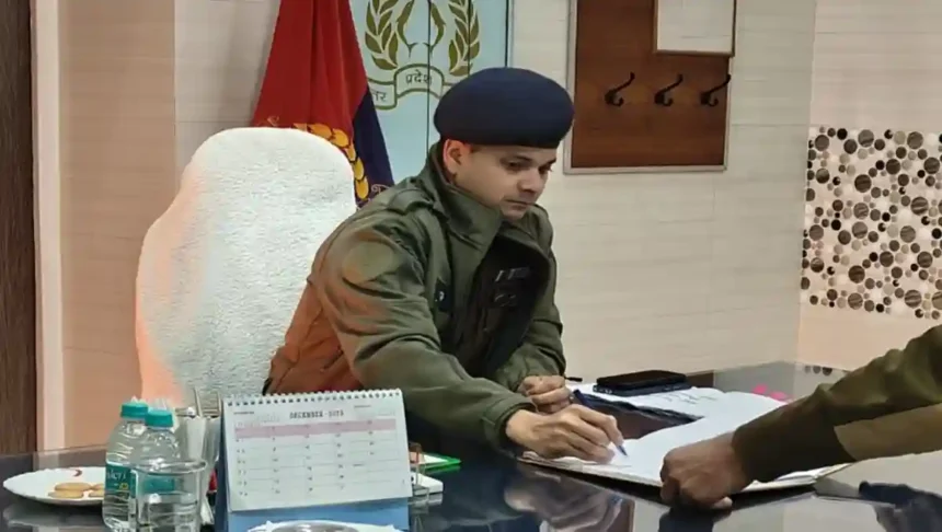 पुलिस अधीक्षक हरदोई ने लापरवाही पर दो एसआई समेत नौ पुलिसकर्मी किए निलंबित…