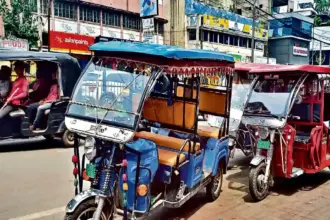 ई-रिक्शा चालकों की हरदोई शहर में अब नहीं चलेगी मनमानी, ई-रिक्शा के मार्ग और किराये को किया गया निर्धारित