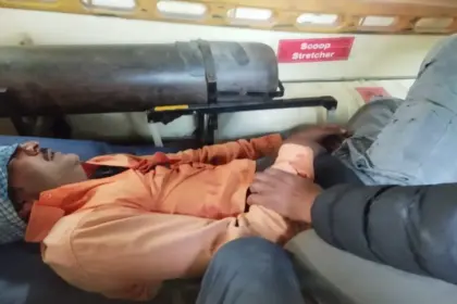 Hardoi News: बेनीगंज रेलवे क्रासिंग के निकट बाईक से गिरकर रेलवे कर्मचारी हुआ घायल, लखनऊ रेफर