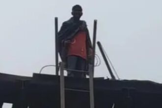 मेरी दूसरी शादी कराओ, मेरे गंदे कपड़े कौन धुलेगा,पानी की टंकी पर चढ़ा युवक, कूदने की दी धमकी....