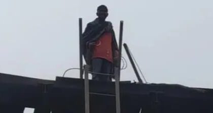 मेरी दूसरी शादी कराओ, मेरे गंदे कपड़े कौन धुलेगा,पानी की टंकी पर चढ़ा युवक, कूदने की दी धमकी....