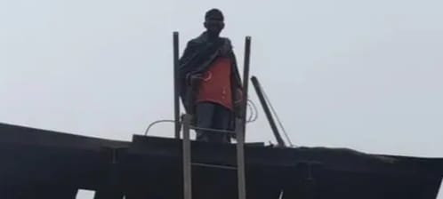 मेरी दूसरी शादी कराओ, मेरे गंदे कपड़े कौन धुलेगा,पानी की टंकी पर चढ़ा युवक, कूदने की दी धमकी....