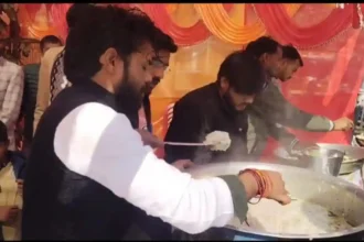 Hardoi News: क्रांतिकारी गरीब सेवा संस्थान ने किया मकर संक्रांति पर्व पर खिचड़ी सहभोज का आयोजन व गरीबो में बांटे कंबल