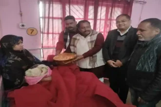 Hardoi News: विधायक श्याम प्रकाश के जन्मदिवस पर सीएचसी पिहानी में सेवा कार्य, मरीजों को फल वितरित किए गए…