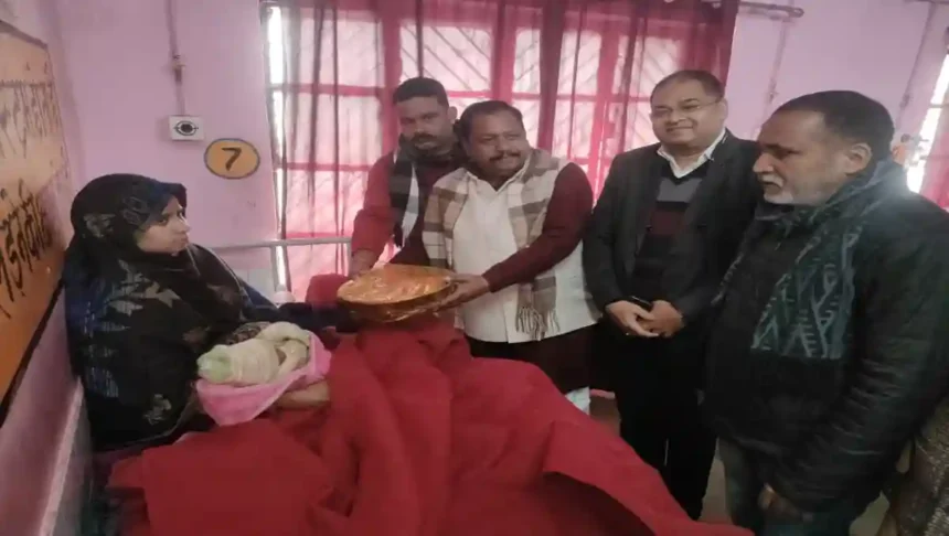Hardoi News: विधायक श्याम प्रकाश के जन्मदिवस पर सीएचसी पिहानी में सेवा कार्य, मरीजों को फल वितरित किए गए…