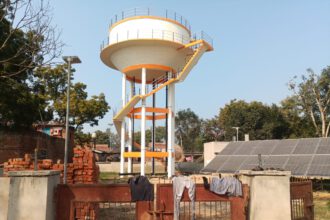 Hardoi News: गुजीदेई में करोड़ों की लागत से बनी पानी की टंकी बनी शोपीस, आधी-अधूरी पाइपलाइन के चलते जलापूर्ति बाधित….