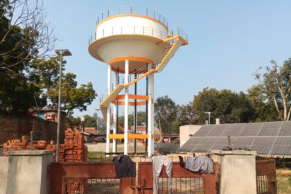 Hardoi News: गुजीदेई में करोड़ों की लागत से बनी पानी की टंकी बनी शोपीस, आधी-अधूरी पाइपलाइन के चलते जलापूर्ति बाधित….