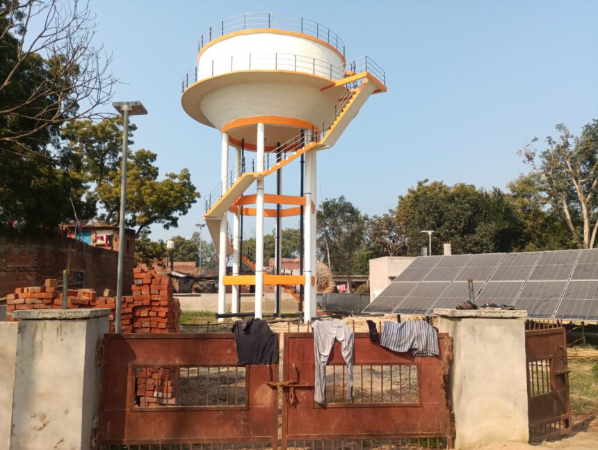 Hardoi News: गुजीदेई में करोड़ों की लागत से बनी पानी की टंकी बनी शोपीस, आधी-अधूरी पाइपलाइन के चलते जलापूर्ति बाधित….